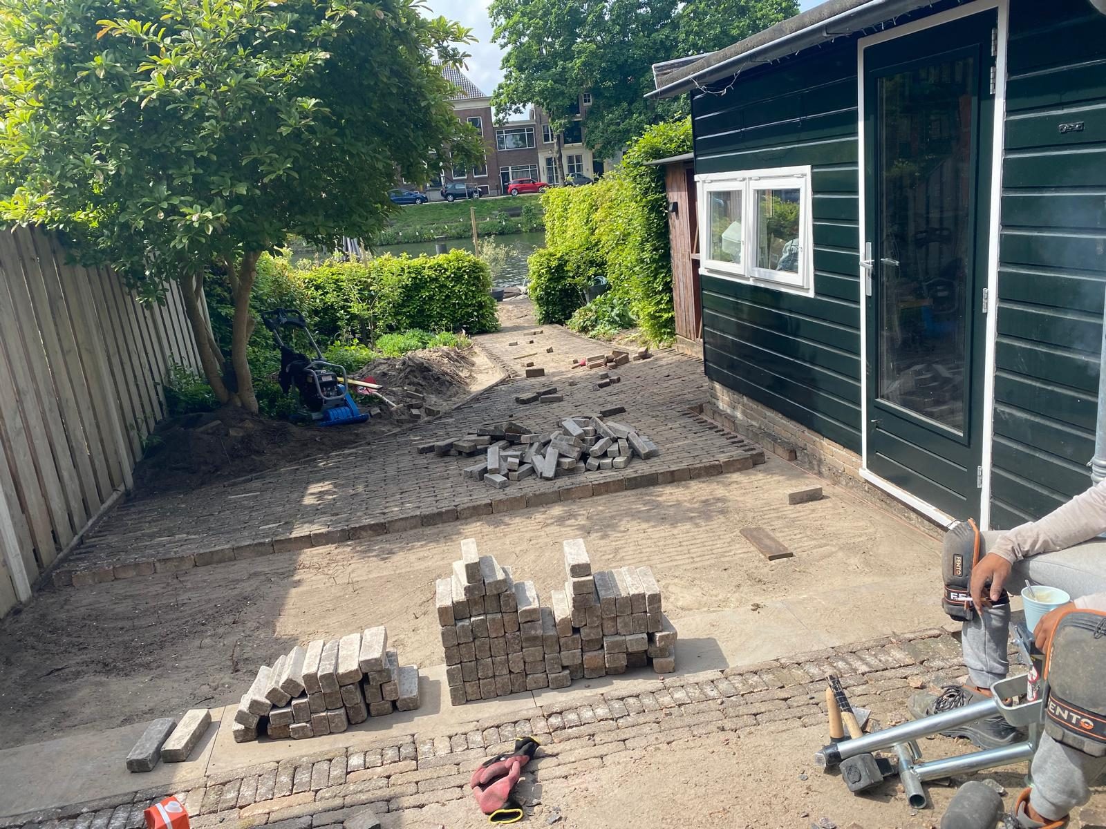 Stapels klinkers die opnieuw gelegd worden