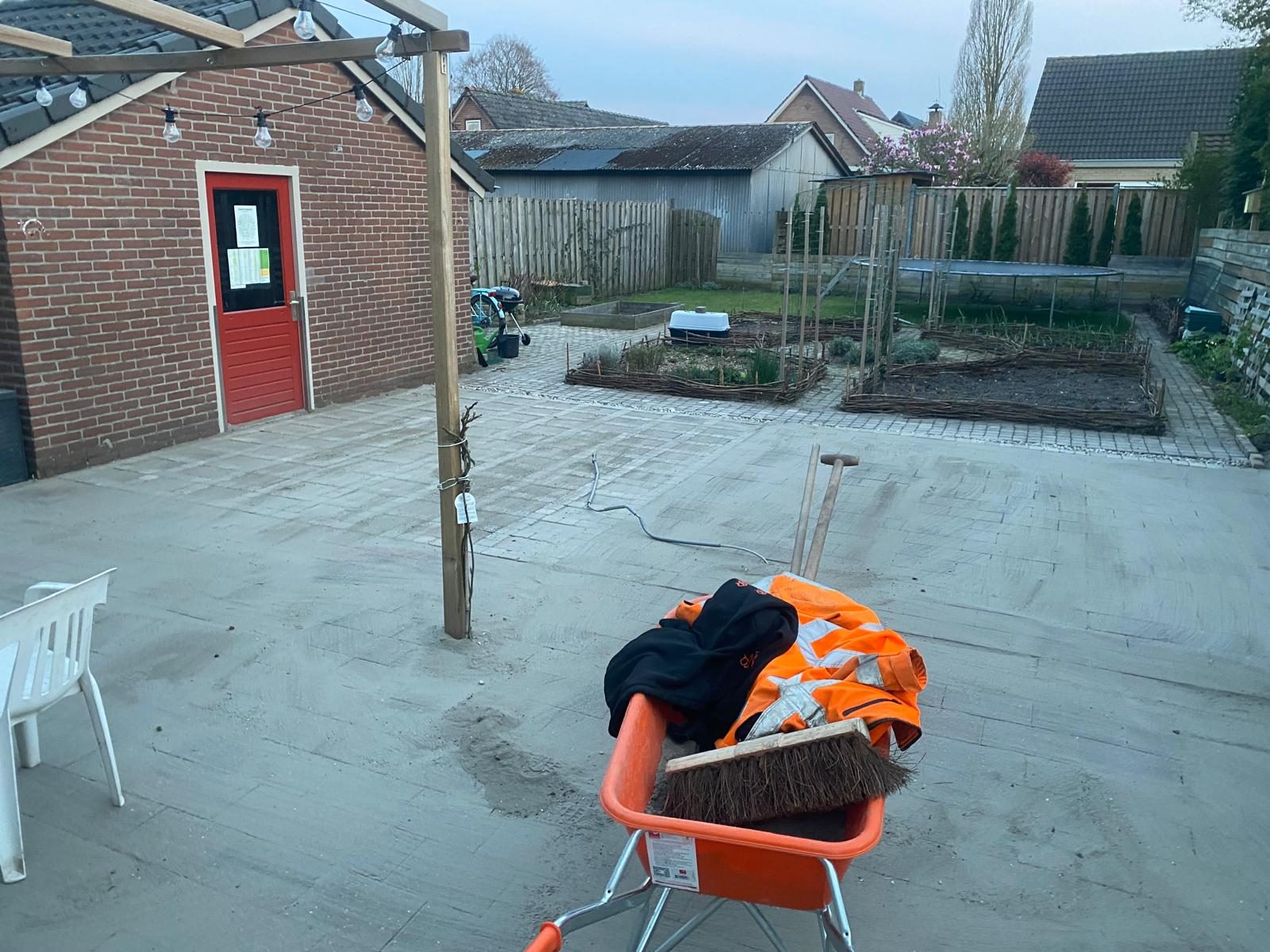 Tuin met nieuw terras en pergola, net opgeleverd